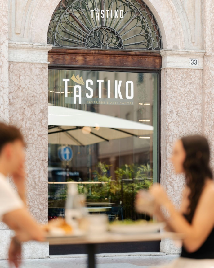 Tàstiko visto dai tavoli davanti alla vetrina