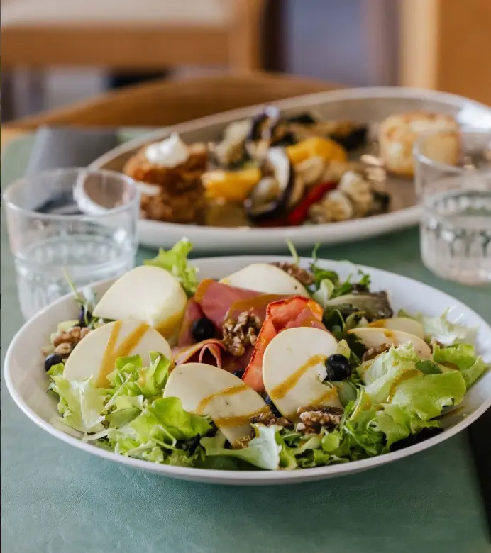 Insalatona gourmet servita per la pausa pranzo da Tàstiko