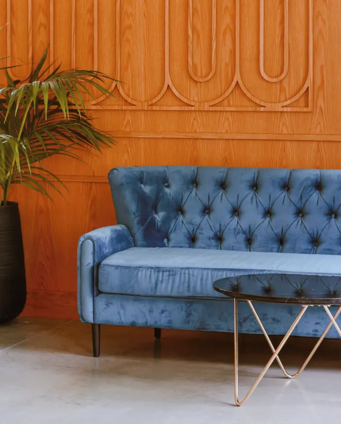 Il divano blu e le boiserie di Tàstiko