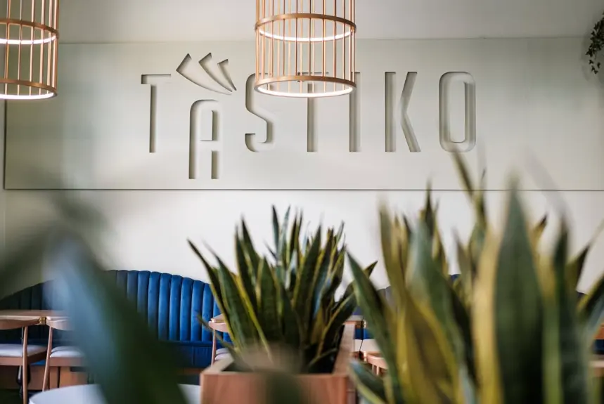 Il logo Tàstiko negli interni del locale